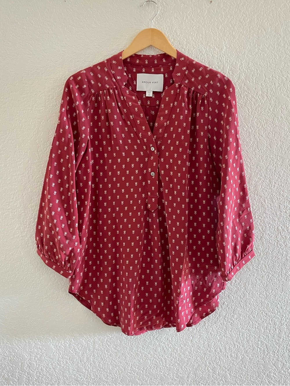 Amour Vert Silk Burgundy Printed V-Neck Half-Button Blouse Sz M Fall Autumn Work